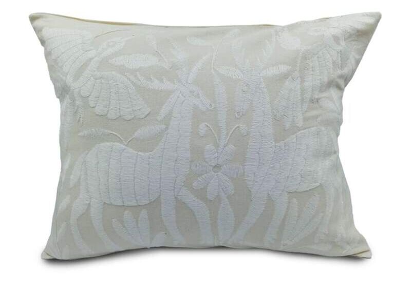 Cojín beige diseño otomí blanco Mexico