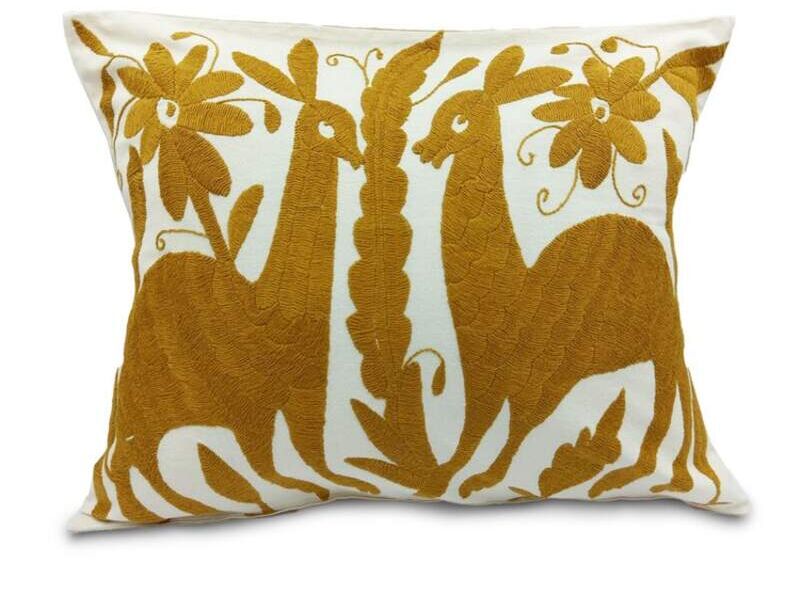 Cojín beige diseño otomí café Mexico