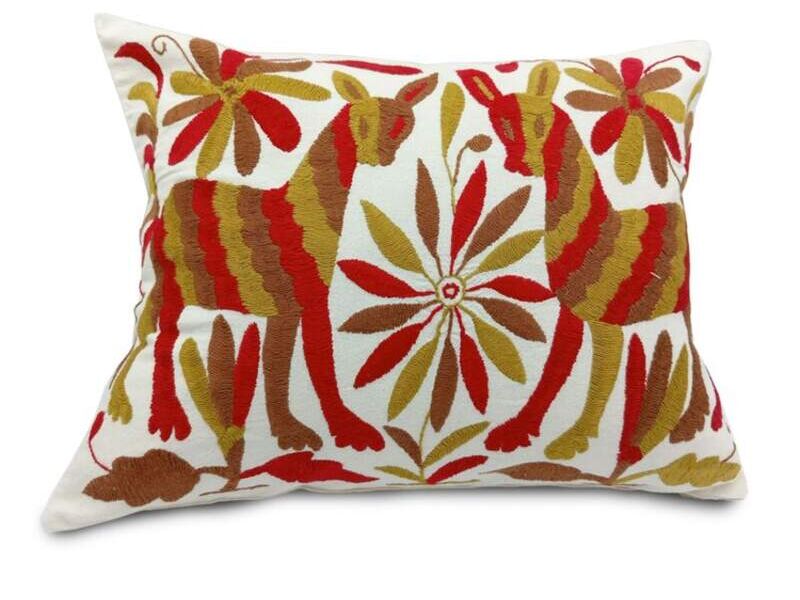 Cojín beige diseño otomí dorado y rojo Mexico