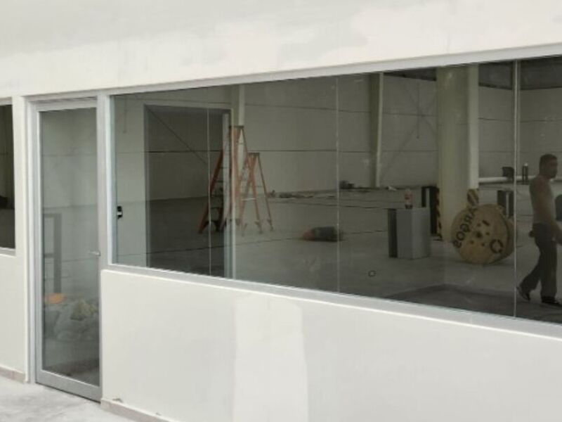 Canceleria en aluminio natural y cristal CDMX