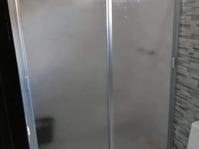 Mamparas aluminio y plástico grabado México