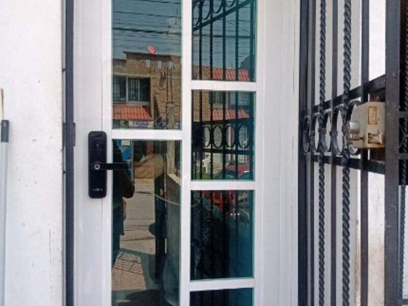 Puerta con cerradura inteligente México