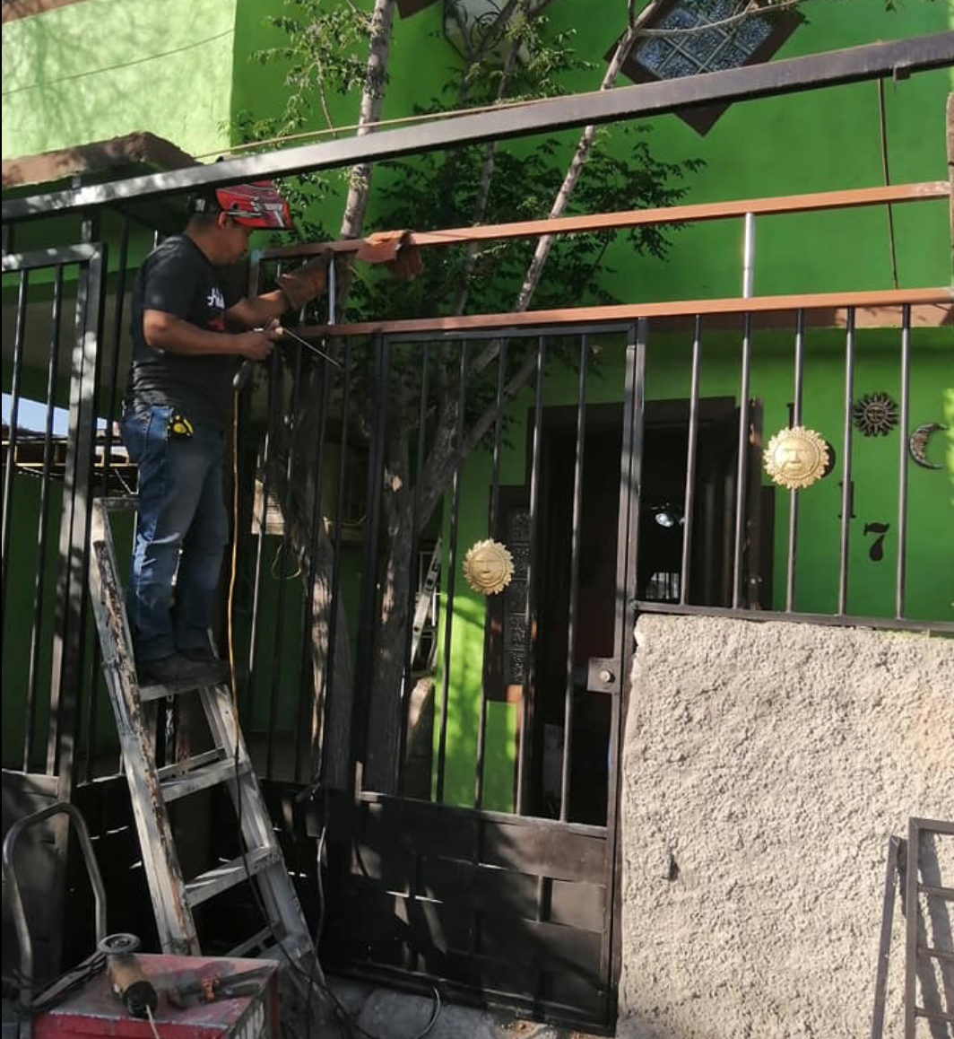 Puerta corrediza con decoración México 