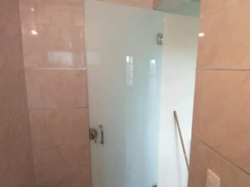 Puerta cristal templado con herrajes México