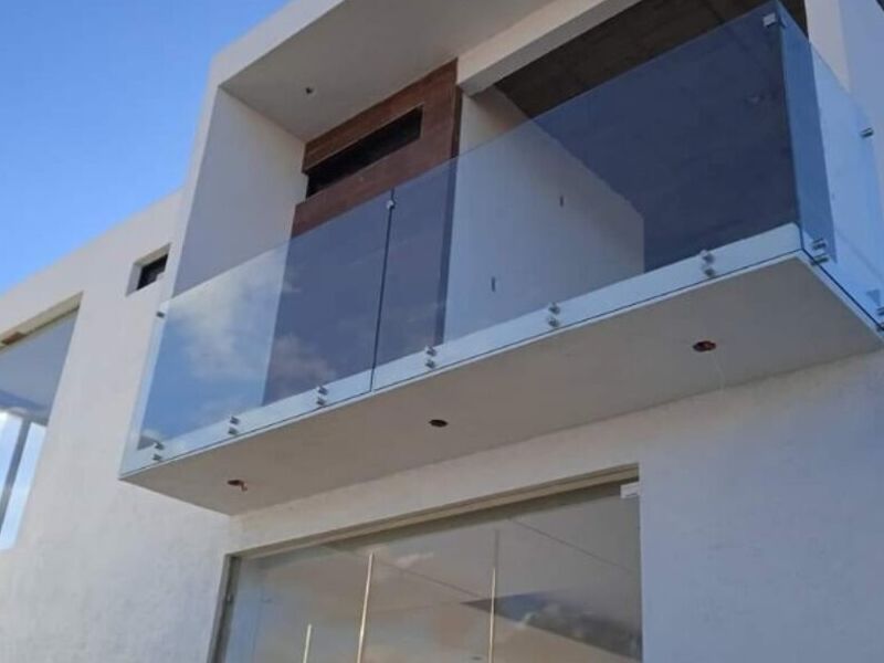 Balcón cristal templado con herrajes México
