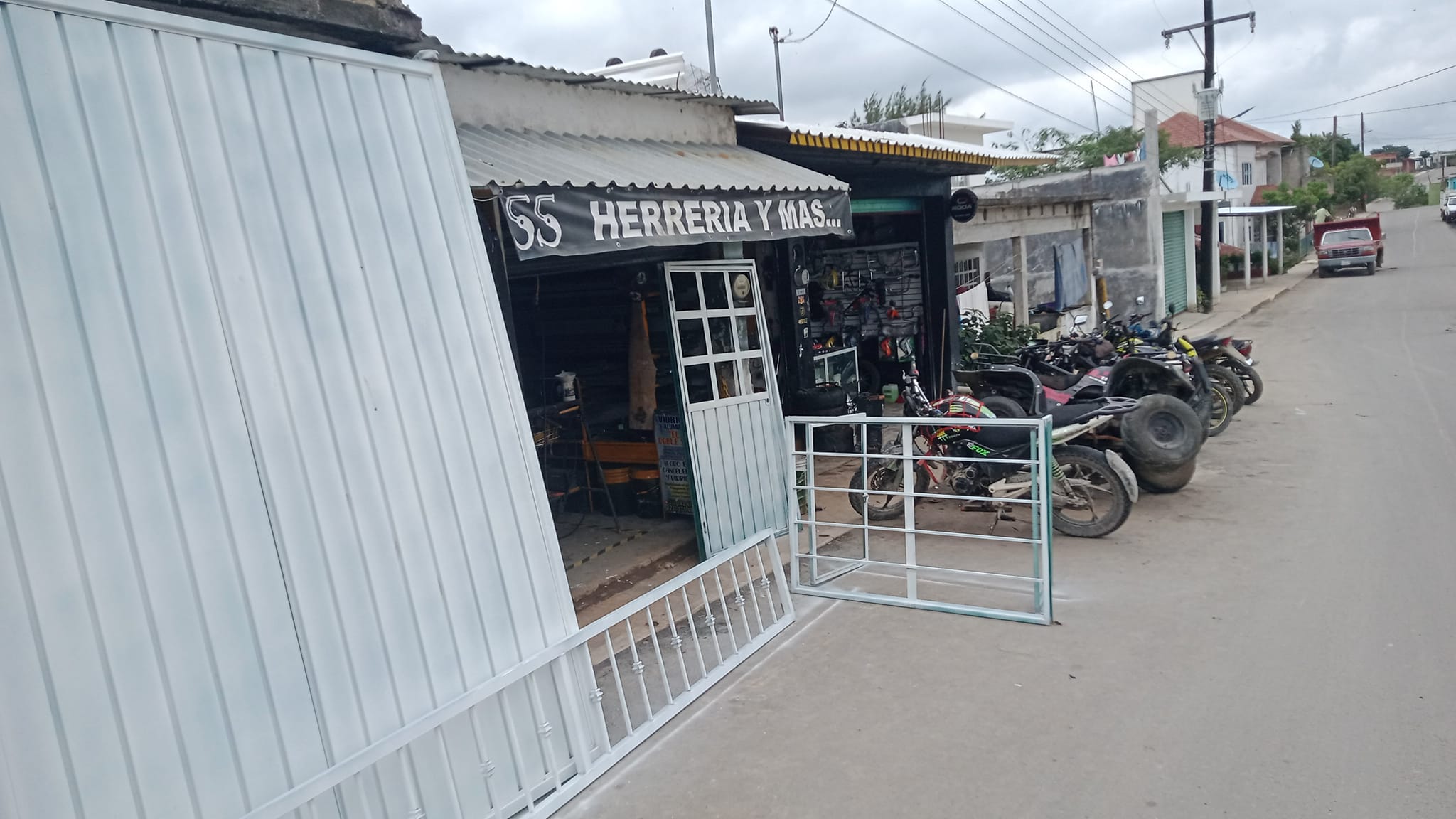 Fabricacion de bordes metalicos para ventanas, Mexico