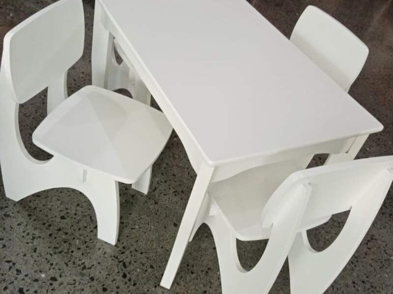 Comedor blanco niña México