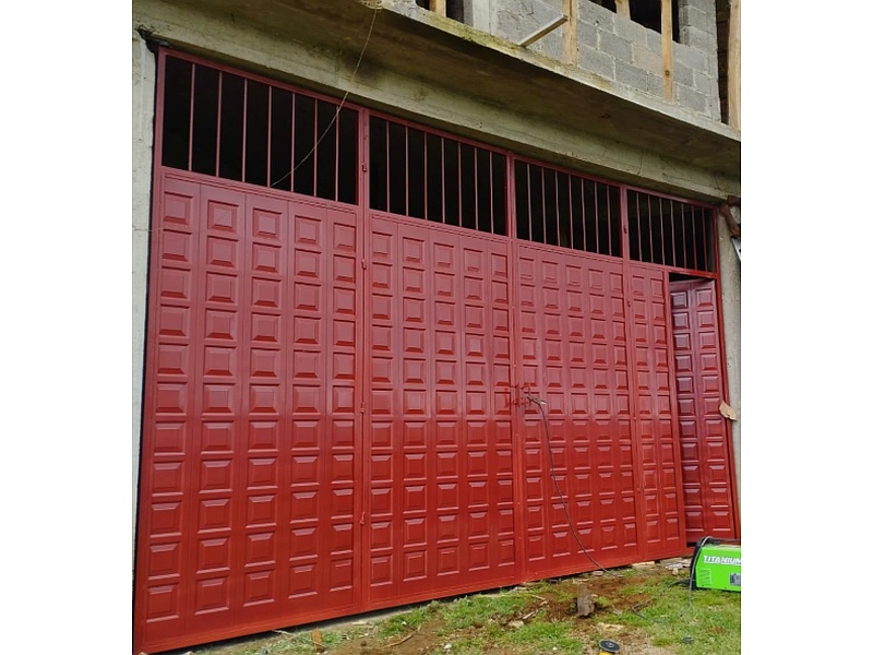 Portón de cuatro hojas  con puerta de servicio con duela de acero México