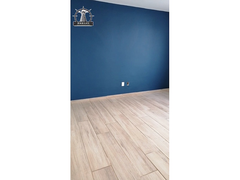 Instalación de piso de porcelanato con varias medidas