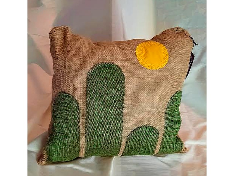 Cojín decorativo de yute y aplicaciones bordadas "SONORA"