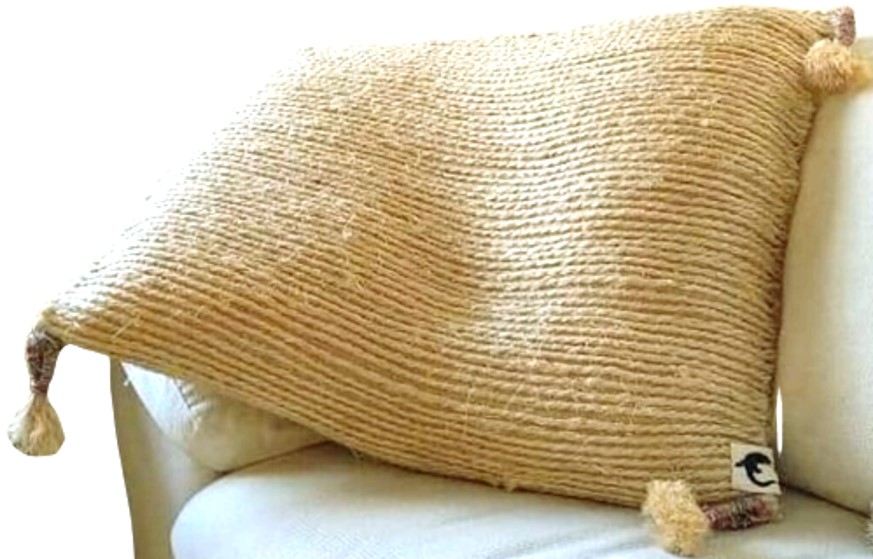 Cojín de yute natural bordado con henequén. "ORIGEN" . XL.