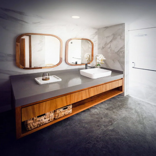 Baño con acabados en mármol y madera