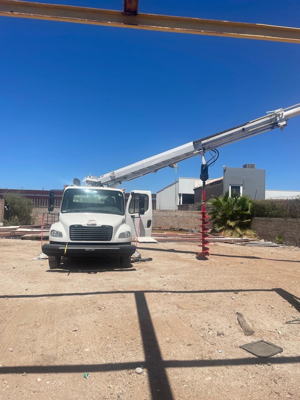 GRUAS CON BARRENADOR
