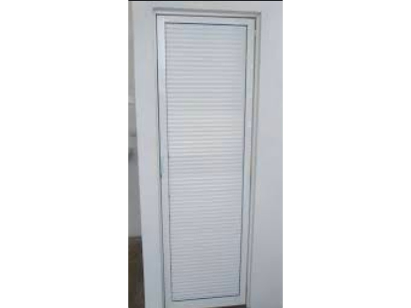 Puerta de aluminio color plateado Mexico H.G vidrio y aluminio
