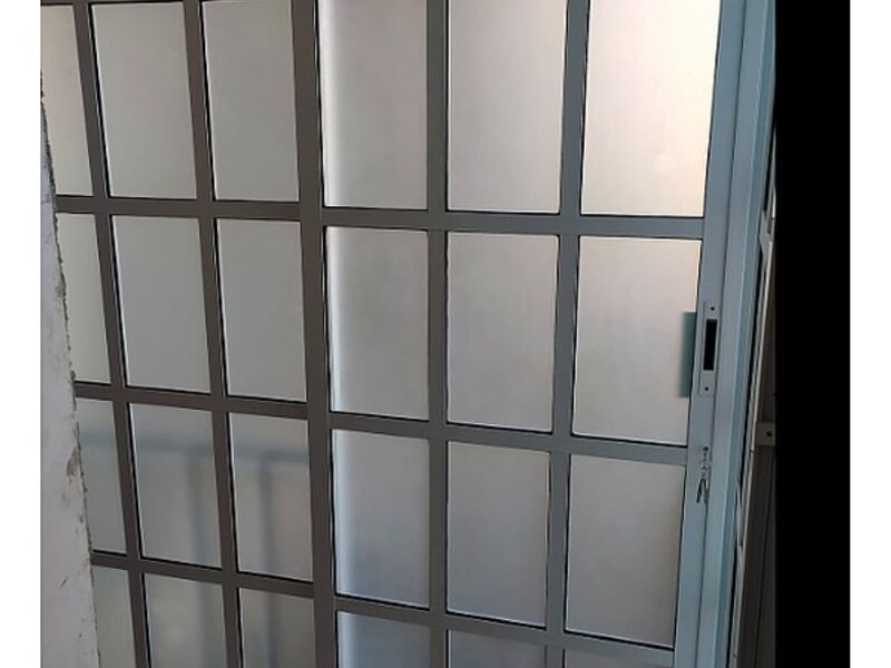 Puerta aluminido cuadriculas Morelos 