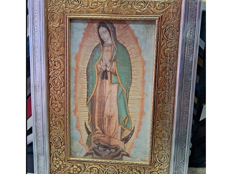 MARCO DE MADERA CON DETALLE DORADO