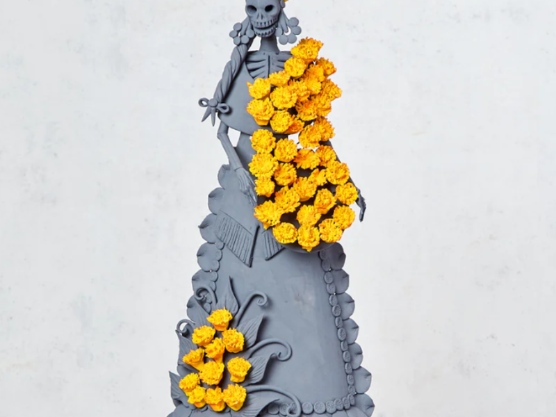 Catrina gris y flores naranjas México