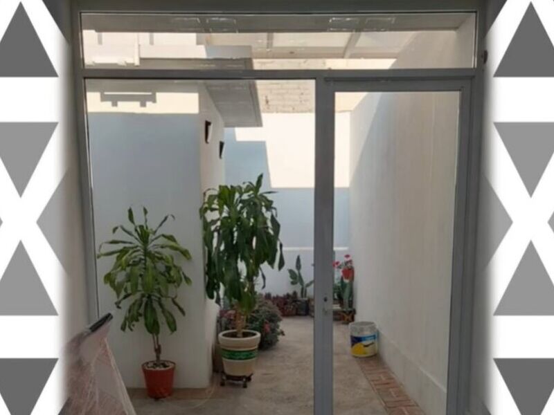 Puerta acceso aluminio y cristal Puebla