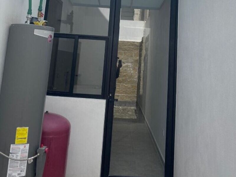 Puerta de abatir y ventana corrediza Puebla