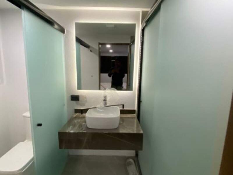 Espejo y divisiones baño Puebla