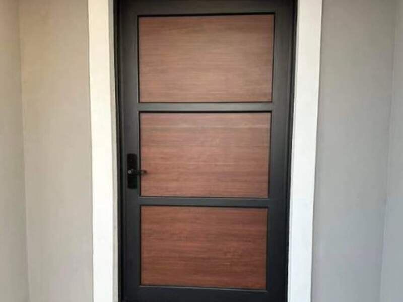 Puerta aluminio línea española Guadalupe