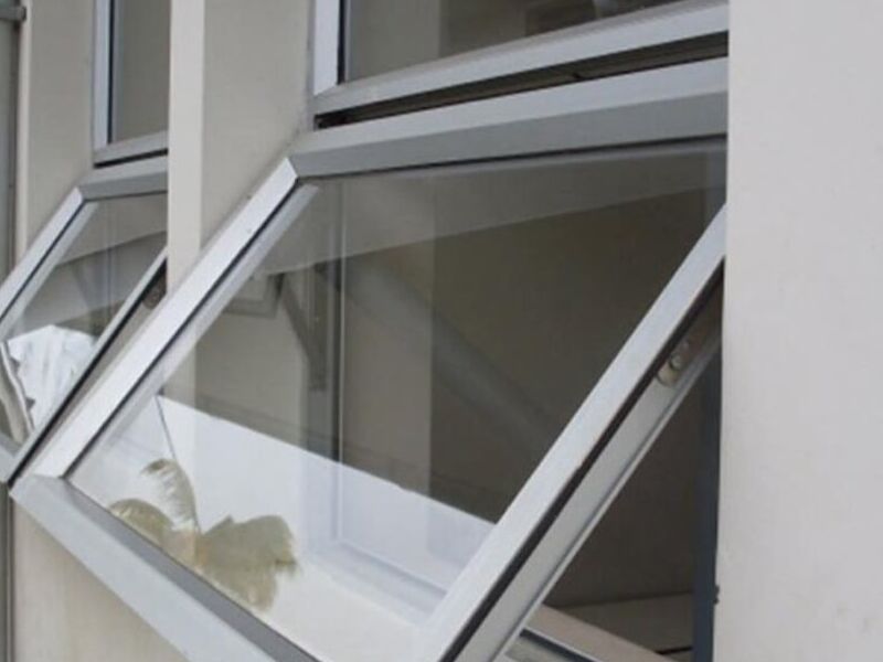 Ventana proyección aluminio blanco Madero