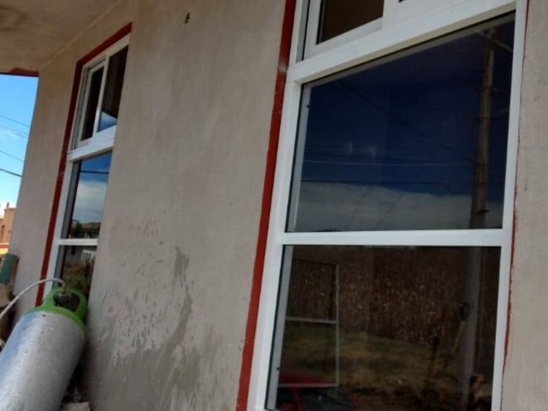 Ventana guillotina aluminio blanco Puebla