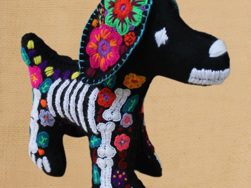 PERRO BORDADO HUESITOS México