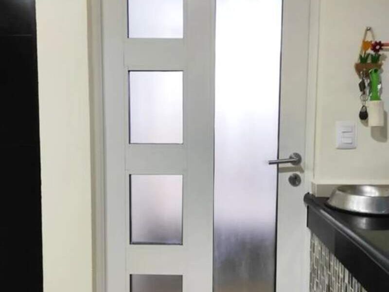 puerta aluminio blanco