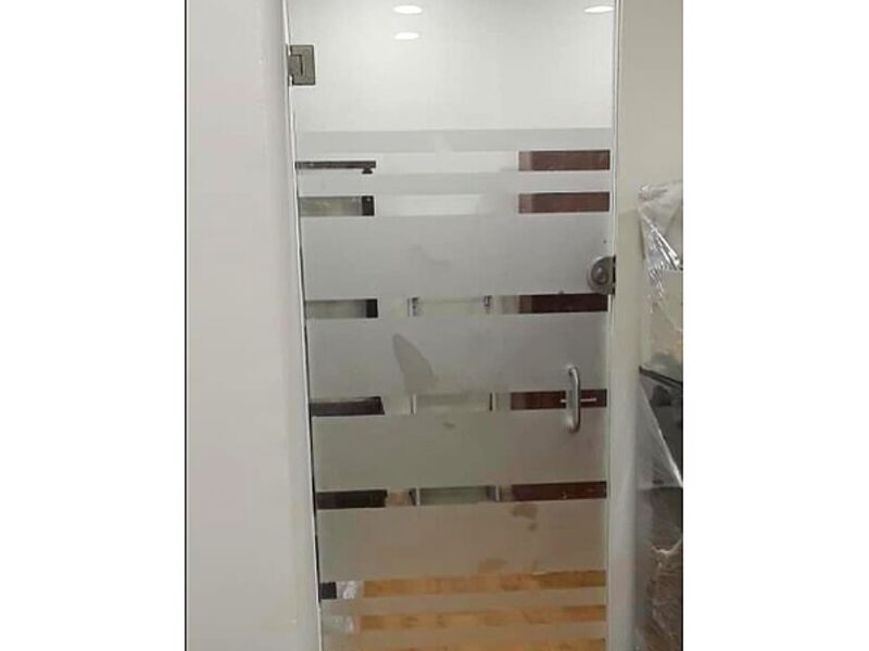 Puerta abatible en San Nicolás de los Garza