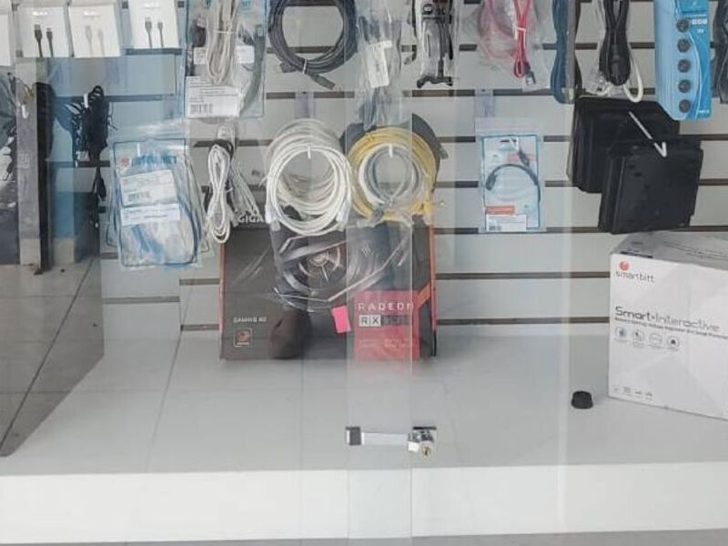 Cargadores para laptops y móviles.