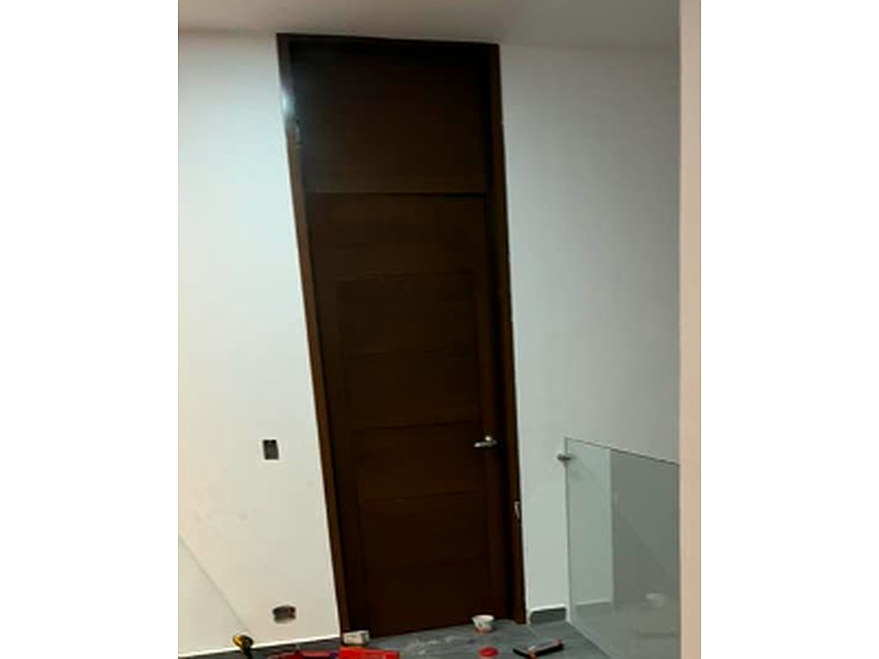 Puerta Aluminio tono madera Mexico