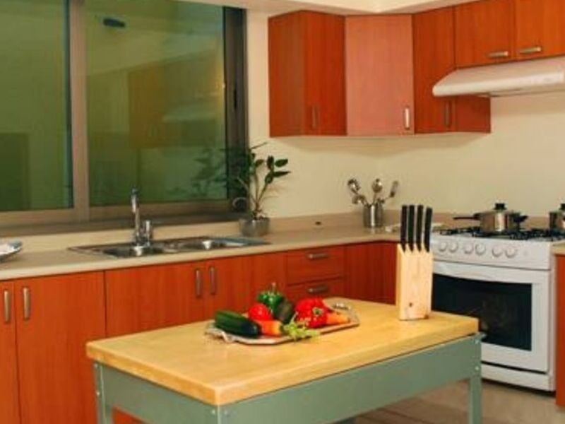 Cocina integral anaranjada México 