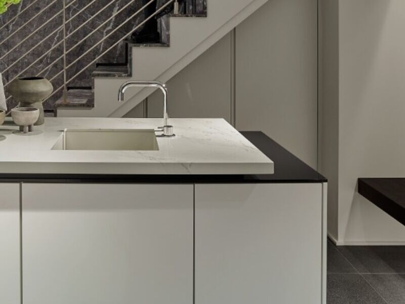 Cocina blanca porcelanato México  