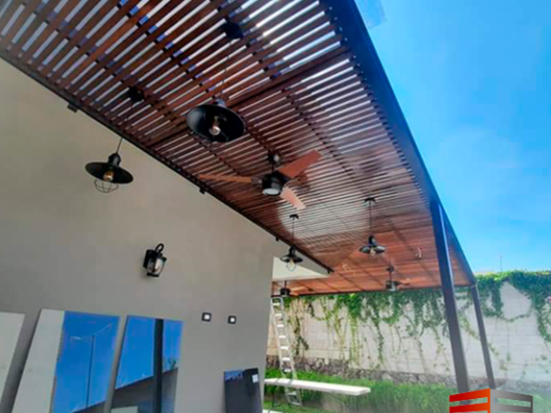 PÉRGOLA CON PERILLAS DE MADERA CDMX 