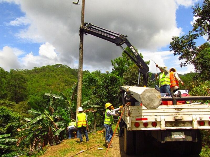 Instalación  postes eléctricos Jalisco 