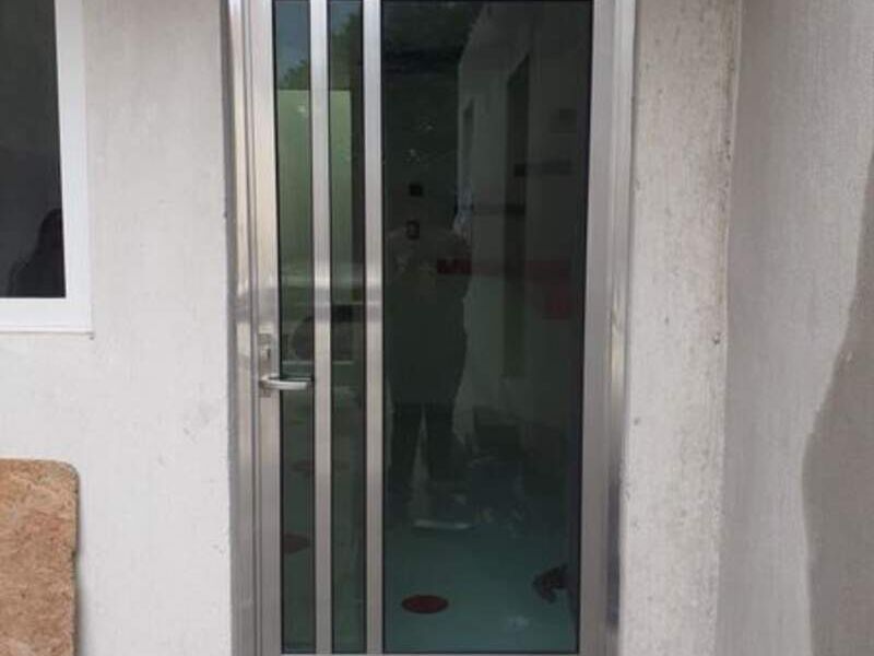 Puerta aluminio vidrio