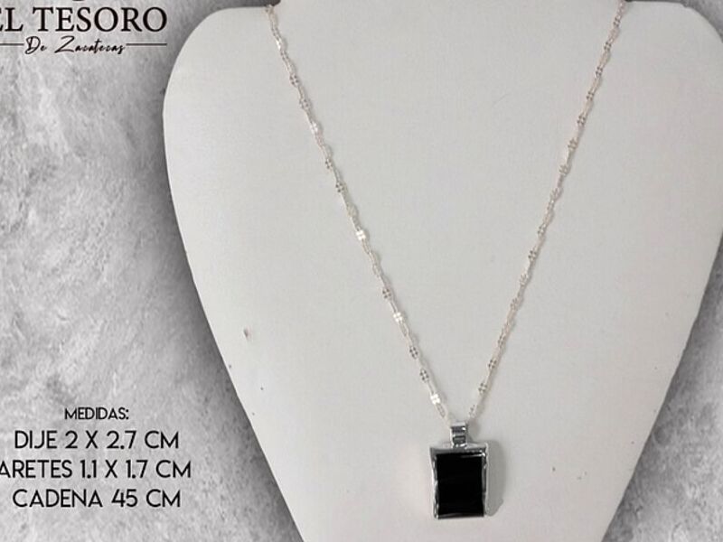 Plata con piedra de color negro