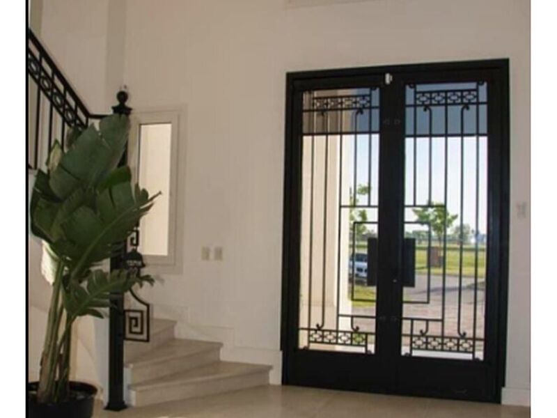 PUERTA DE METAL CON VENTANA
