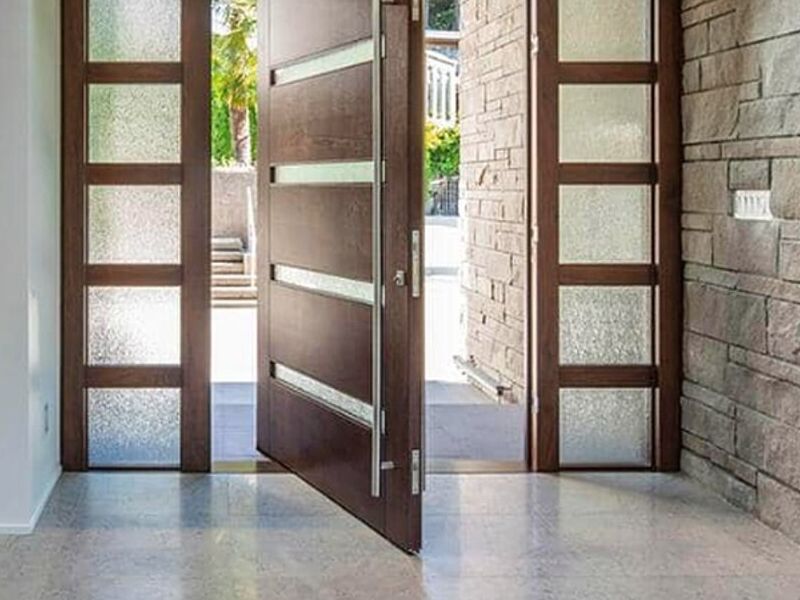 PUERTA CON VENTANA A LOS LADOS