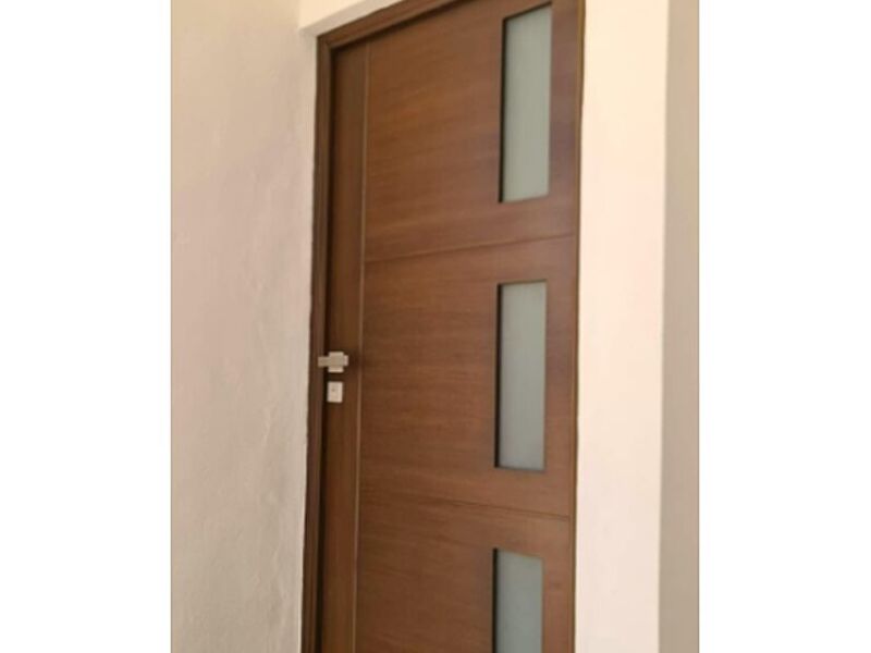 PUERTA DE MADERA CON 3 ENTRADAS DE LUZ