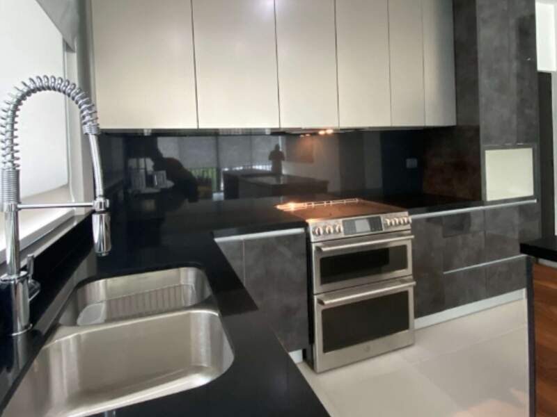 Cocina integral negra porcelanato México 