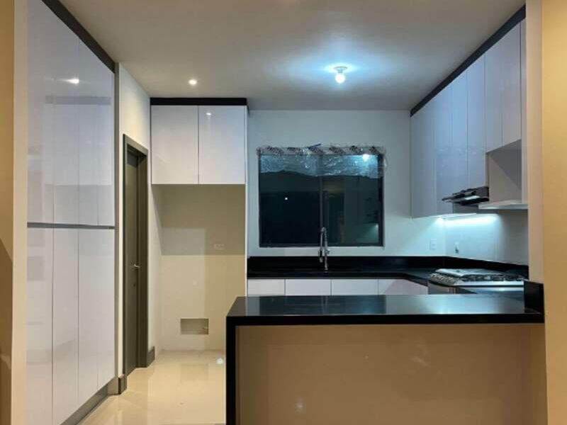 Cocina porcelanato beige/blanco México 