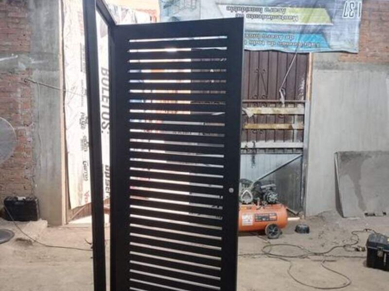 Puerta acero negro