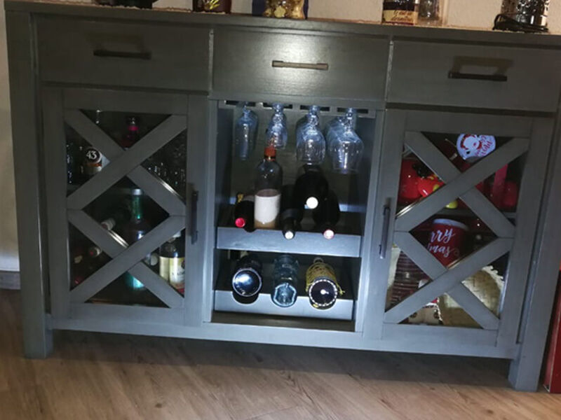 Mueble para botellas en bosque real 