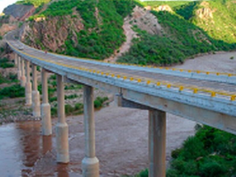 Puente carretera Sahuaripa México