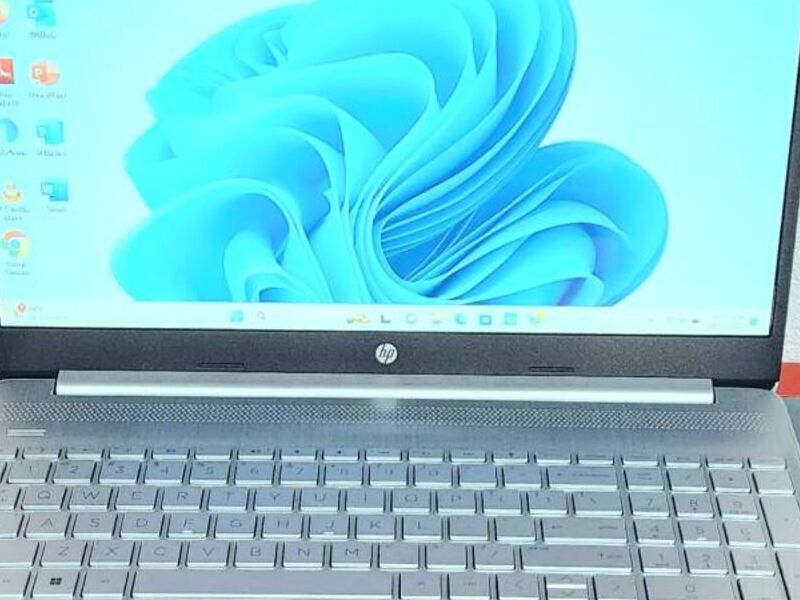 LAPTOP SEMINUEVA HP 15-DY2702DX