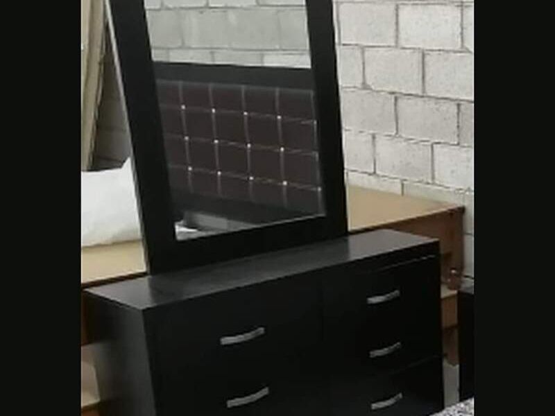 Mueble con espejo
