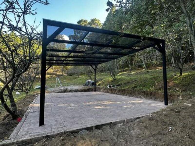 pergola vidrio negro