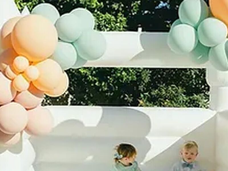INFLABLE MINI CON ALBERCA DE PELOTAS